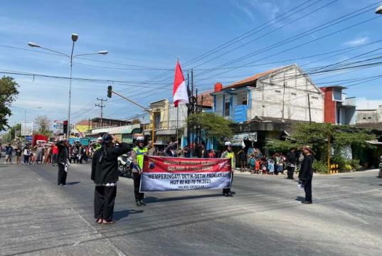 Komunitas Penggemar Sepeda Tua dan Warga Bersama Satlantas Grobogan Upacara Pengibaran Bendera di Perempatan Danyang