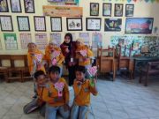 Siswa SDN 01 Kayuapak Diajarkan Cara Daur Ulang Sampah Plastik oleh Mahasiswa KKN