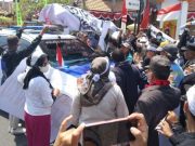 Demo Pelantikan Perades, Mobil Bupati Kudus Dicegat, Kantor Camat Undaan Disegel