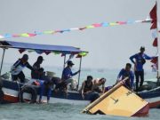 Ratusan Perahu Larung Sesaji 7 Ancak di Lepas Pantai