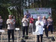 Peringati HUT RI, Polres Batang Tanam 1000 Pohon