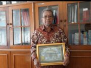 Guru Besar Ilmu Ekonomi Pembangunan UKSW Raih Penghargaan Penyehatan BUMD