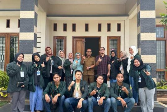Mahasiswa KKN Unissula Disambut Kepala Desa Peron Sukorejo