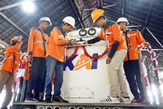 Semarakkan HUT RI Ke-78, KAI Daop 4 Semarang bersama Komunitas Railfans Menghias Lokomotif