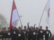 Relawan Jokowi Kibarkan Bendera Merah Putih di Puncak Gunung Kunir