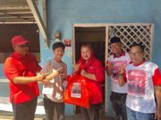 Ita Tempel Stiker Bergambar Capres Ganjar dan Presiden Jokowi di Rumah Warga