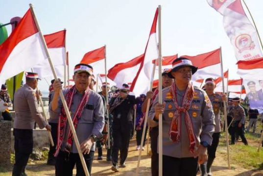 Pernah Tenggelam, Polres Jepara Tanam 1.000 Pohon di Pantai Bulak Baru