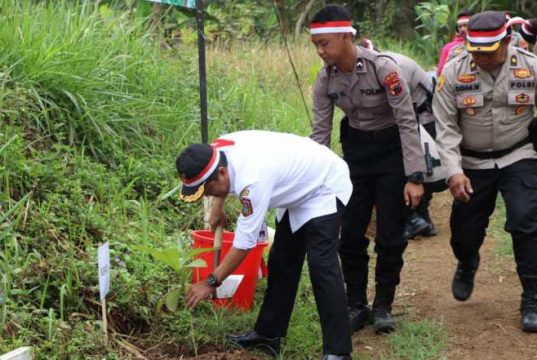 Ikut Lestarikan Lingkungan, Polres Wonosobo Laksanakan Tanam Pohon Serentak