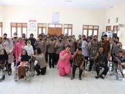 Polwan Polresta Surakarta dan Bhayangkari Gelar Bakti Sosial di Rumah Singgah Lansia