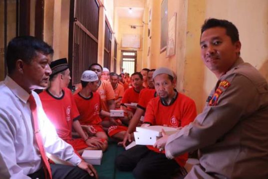 Kapolres Klaten Makan Siang Bareng dengan Para Tahanan