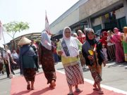 Sambut HUT ke-78 Kemerdekaan RI, Buruh Gendong Pasar Rejowinangun Ikuti Peragaan Busana buruh gendong