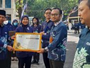Rektor USM Berikan Penghargaan kepada Mahasiswa dan Dosen Berprestasi
