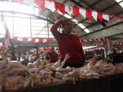 Pedagang Pasar Rejowinangun Upacara HUT Kemerdekaan di Depan Dagangannya Pedagang Pasar Rejowinangun