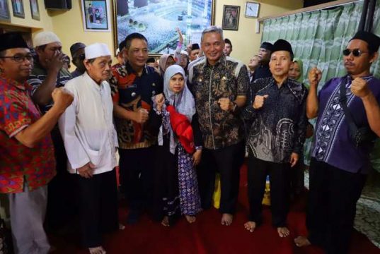 Pj Bupati Kudus Bagikan Bantuan untuk Penyandang Tunanetra