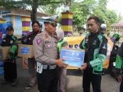 HUT Lalu-lintas, Sat Lantas Polres Kebumen Beri Bansos ke Ojol