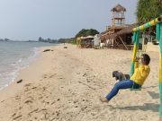 Pantai Bondo Jepara, Bermain Ayunan di Pasir Putih dan Patung Delman yang Penuh Eksotika