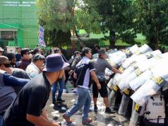 Negosiasi Gagal, Massa Pendemo Bentrok dengan Petugas