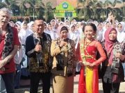 Pengajar Australia Mengajar di SMA Negeri 2 Batang