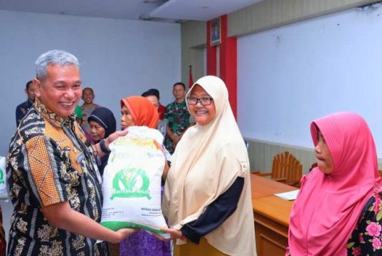 Pj Bupati Kudus Salurkan Bantuan Pangan untuk Tekan Kenaikan Harga Beras