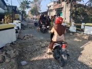 Nekat Lewat Jalan Ngurangan Purwodadi, Pengendara Motor Kerepotan Sendiri