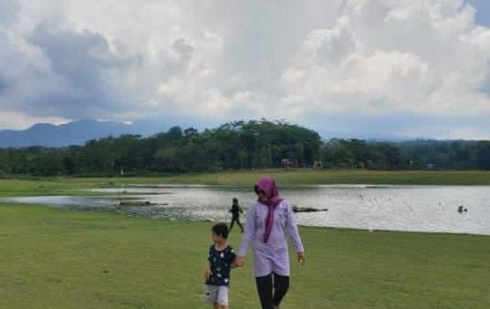 Waduk Gembong Peninggalan Penjajah Belanda dengan Hamparan Rumput Hijaunya