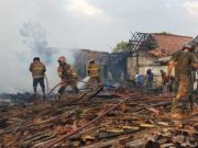 Tiga Rumah Terbakar di Balongsari, 3 Sapi dan 4 Kambing Mati Terpanggang