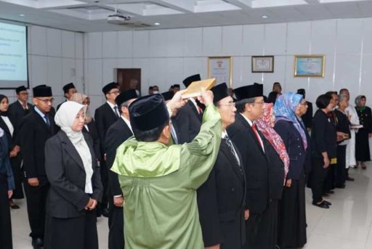 Rektor UNS Lantik Puluhan Pejabat dari Kabiro sampai Kepala Unit
