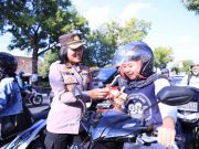 Polwan Polres Klaten Bagikan Bunga dan Coklat pada Pengguna Jalan di Ultah Ke-75 Polwan