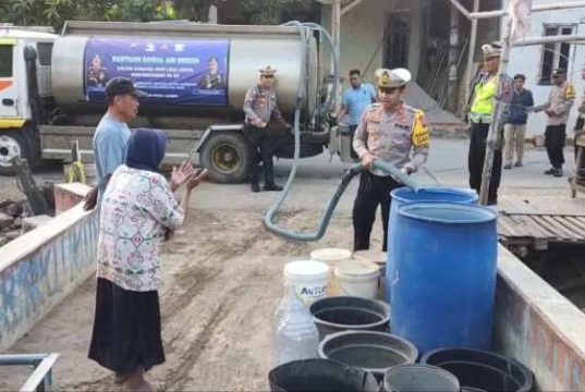 Atasi Kekeringan, Polres Kudus Dropping Air Bersih di Setrokalangan