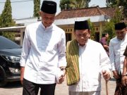 Mbah Munif Tak Lepaskan Genggaman Tangannya ke Ganjar