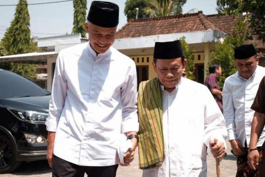 Mbah Munif Tak Lepaskan Genggaman Tangannya ke Ganjar
