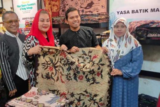 Mbak Ita Apresiasi Pameran Koleksi Wastra Milik Bang Sam