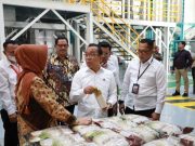 Pj Gubernur Jateng dan Mensesneg Wakili Presiden Jokowi Bagikan Bantuan Beras ke Warga Sukoharjo