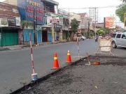 Jalan Aspal di Purwodadi Dibongkar karena Mutu Jelek, PKL Keluhkan Omzet Turun