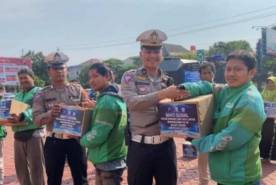 Satlantas Polres Jepara Bagikan 300 Paket Sembako