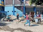 Aksi Pemuda Masjid Taqwa dalam Pengecoran Tangga SD Muhammadiyah Kriyan