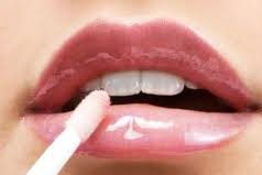 Tips Merawat Bibir Agar Tidak Kering dan Pecah