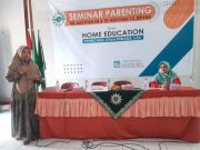 Pengasuhan Anak dalam Keluarga, Dyah Fitriana, S.Psi: Jangan Pindahkan Sekolah ke Rumah