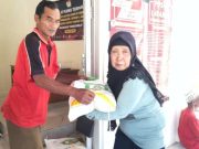 127 Warga Miskin Tambahrejo Blora Peroleh Bansos Beras 10 kg, Berduyun ke Kantor Kelurahan