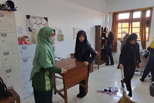 Peringati WCD 2023, SMP Muhammadiyah PK Surakarta Gelar Aksi Kebersihan Lingkungan Sekolah.