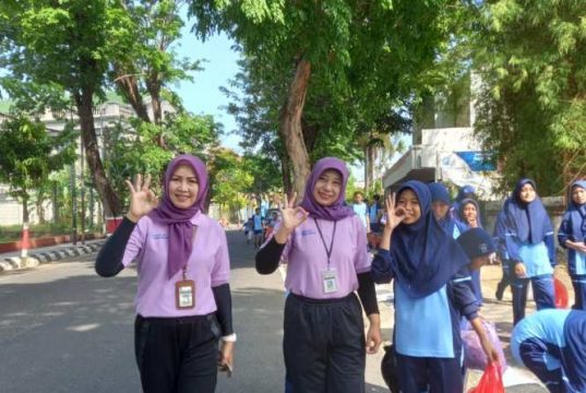 Kampanyekan Word Cleanup Day Siswa SMPN 5 Jepara Keliling Kota Pungut Sampah
