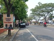 Pohon Peneduh Dipenuhi Flyer Caleg Jadikan Pemandangan Tak Sedap