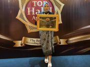 Sunscreen Azarine Raih Penghargaan Top Halal Award 2023