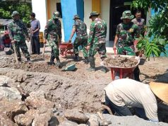 Karya Bakti TNI Membangun Pagar Sekolah MI Alkafi