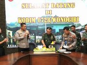 Polres Wonogiri Menghadiahkan Kado Tumpeng HUT Ke-78 TNI