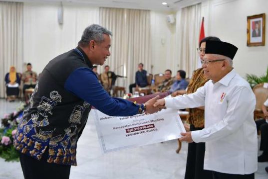 Pj Bupati Kudus Terima Penghargaan dari Wapres