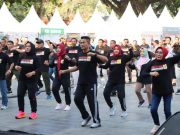 Ajak Santri, Polres Grobogan Gelar Senam Aerobik dan Luncurkan Kaos Pemilu Damai