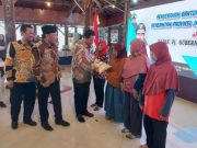 Tekan Inflasi, Pemprov Jateng Serahkan Empat Ton Beras Gratis