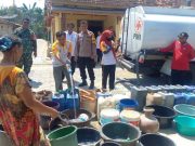 Sudah Setengah Tahun Kekeringan, Warga Bangking Tambahrejo Senang Ada Droping Air dari KONI bersama PWI Blora