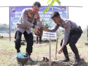 Peringati HUT Humas Polri, Polda Jateng Tanam Pohon dan Tebar Ikan di Tempuran Blora
